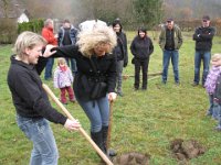 Bäumle setzen bei Carina und Thomas 2011