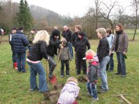 Bäumle setzen bei Carina und Thomas 2011