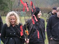 Bäumle setzen bei Carina und Thomas 2011